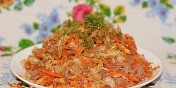 Маринованный салат из фунчозы, пекинской капусты и моркови